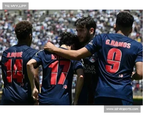 马尤卢破门后与队友庆祝,巴黎圣日耳曼客场领先 马尤卢破门后与队友庆祝,巴黎圣日耳曼客场领先