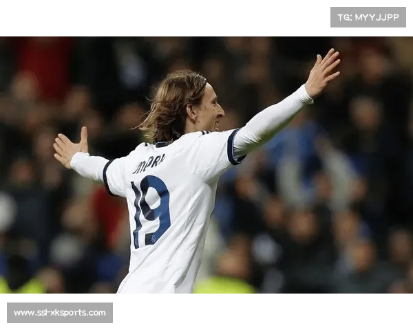 终场哨响,克罗地亚老将莫德里奇跪地掩面,40岁中场仍为球队拼搏 终场哨响,克罗地亚老将莫德里奇跪地掩面,40岁中场仍为球队拼搏